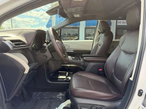 Used 2021 Toyota Sienna Platinum FWD image 11