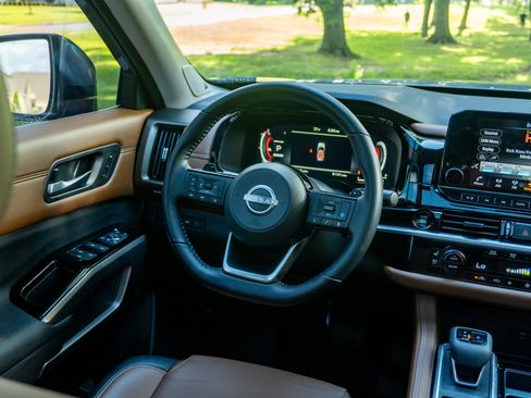 Used 2025 Nissan Pathfinder Platinum FWD image 13