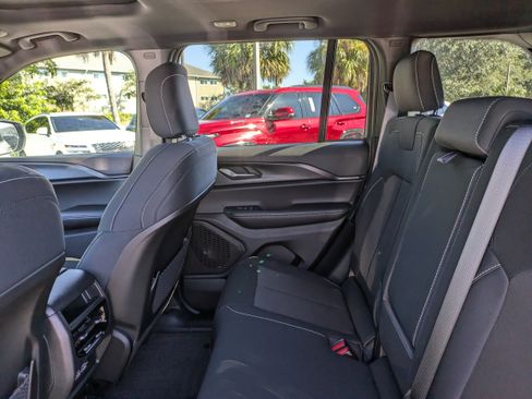 Used 2025 Jeep Grand Cherokee Laredo X image 14