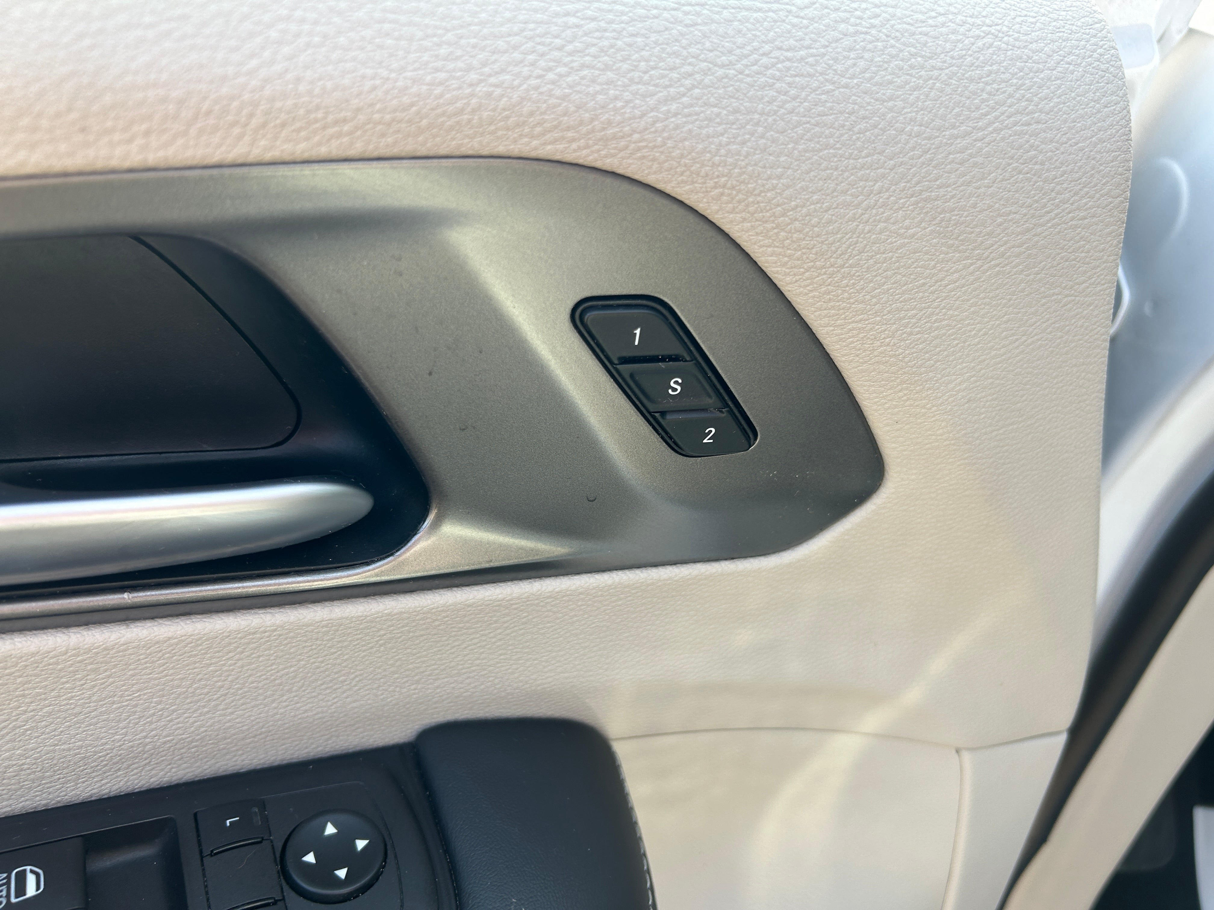 Used 2024 Chrysler Pacifica Touring-L FWD image 14