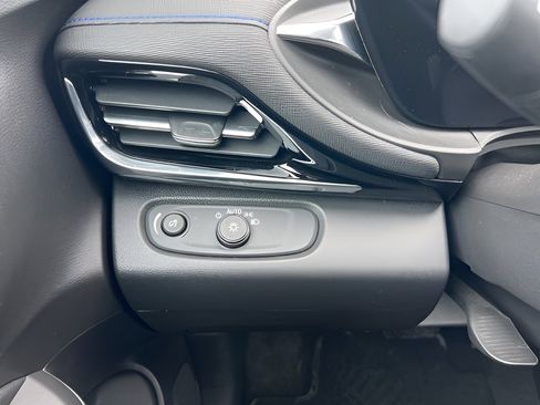 Used 2025 Buick Envista Sport Touring image 23