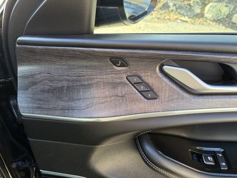 Used 2023 Jeep Grand Cherokee Overland w/ Luxury Tech Group IV image 31