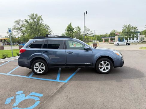 Used 2014 Subaru Outback 2.5i Premium w/ Moonroof Package AWD/4WD image 4