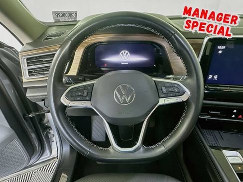 Used 2025 Volkswagen Atlas SE FWD image 13