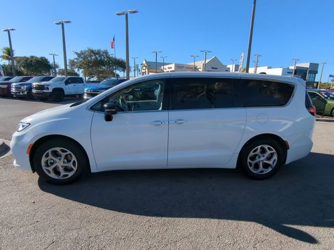 Used 2024 Chrysler Pacifica Limited image 8