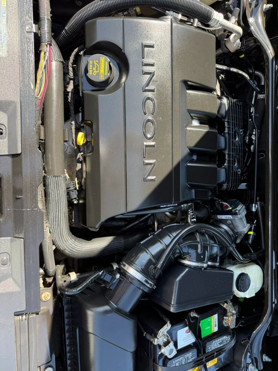 Used 2012 Lincoln MKS FWD image 38