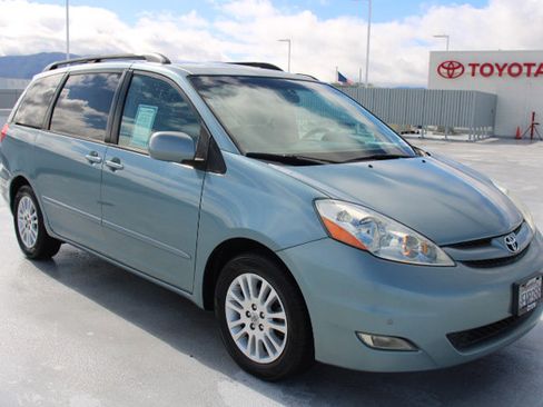 Used 2009 Toyota Sienna XLE image 2