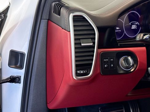 Used 2022 Porsche Cayenne S image 13