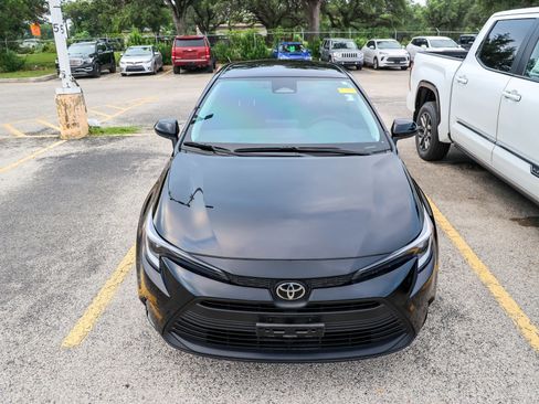 Used 2026 Toyota Corolla LE FWD image 5