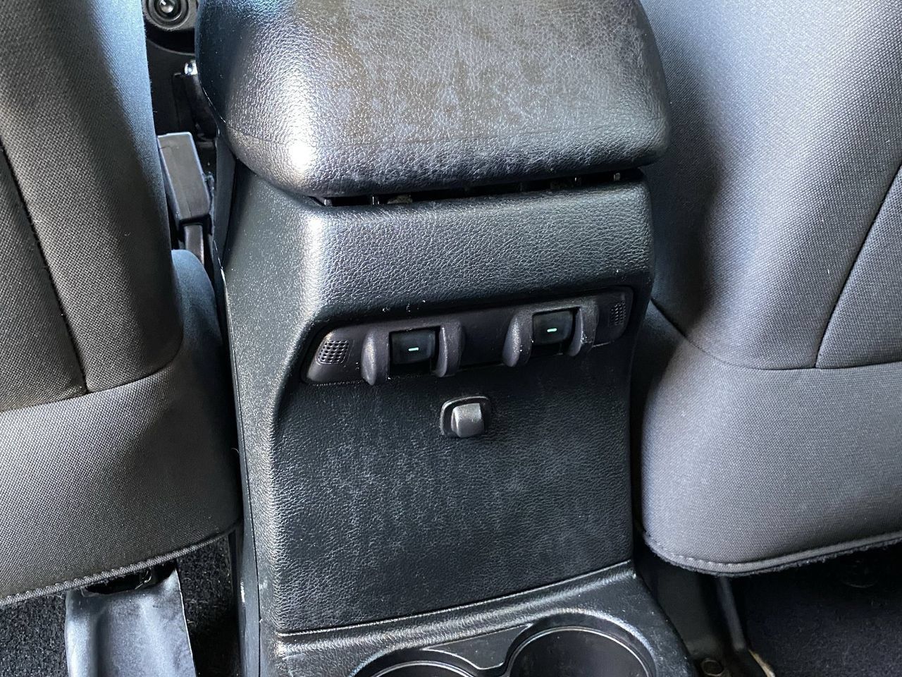 Used 2018 Jeep Wrangler Unlimited Sahara AWD/4WD image 15