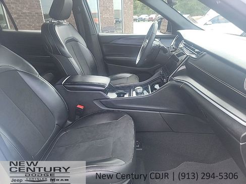 Used 2024 Jeep Grand Cherokee L Laredo image 14