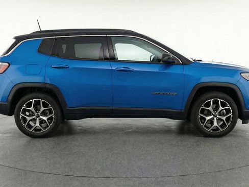 Used 2025 Jeep Compass Limited image 11