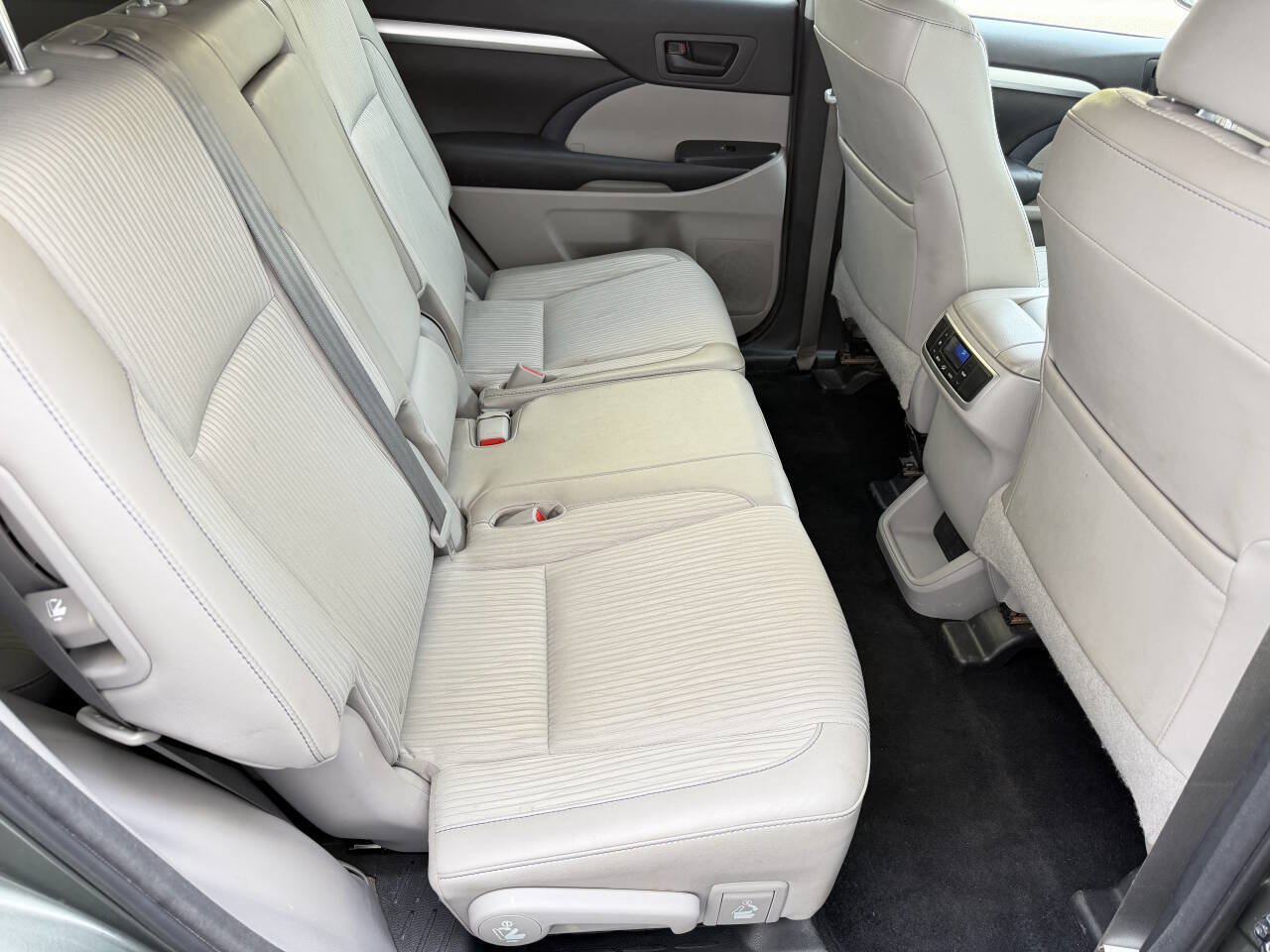 Used 2016 Toyota Highlander Plus AWD/4WD image 18