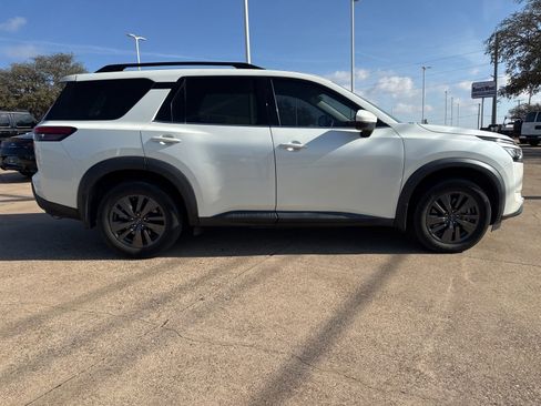 Used 2022 Nissan Pathfinder SV image 8
