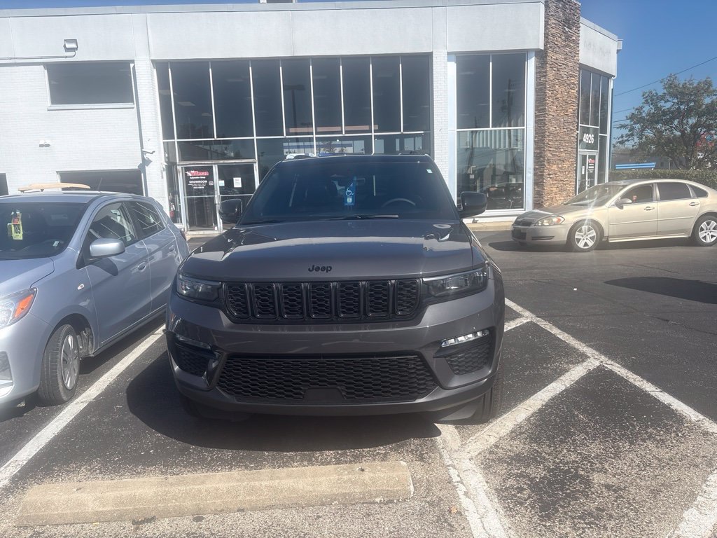 Used 2025 Jeep Grand Cherokee Limited AWD/4WD image 8