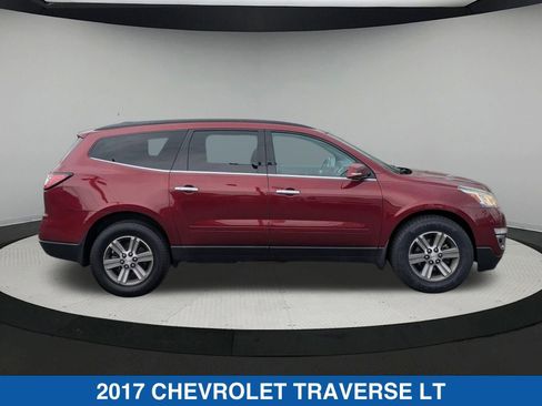 Used 2017 Chevrolet Traverse LT AWD/4WD image 2