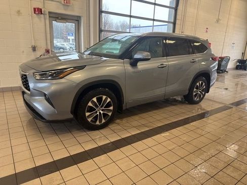 Used 2021 Toyota Highlander XLE image 2