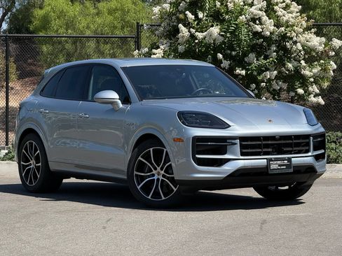 Certified 2026 Porsche Cayenne E-Hybrid AWD/4WD image 9