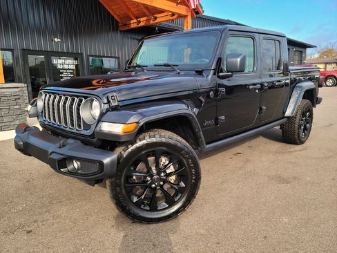 Used 2025 Jeep Gladiator Sport image 1