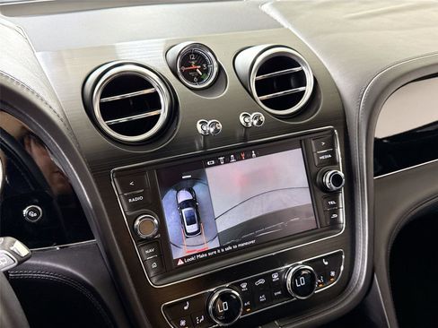 Used 2019 Bentley Bentayga image 19