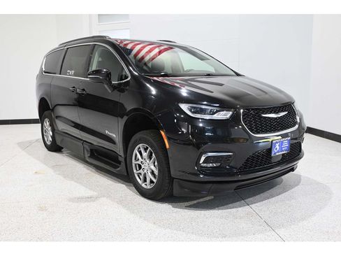 Used 2021 Chrysler Pacifica Touring w/ Cold Weather Group FWD image 3