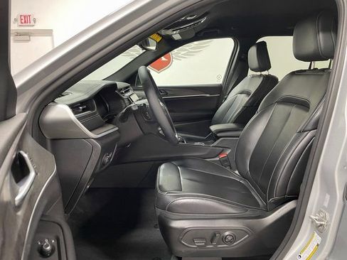 Used 2024 Jeep Grand Cherokee Limited w/ Black Appearance Package AWD/4WD image 11