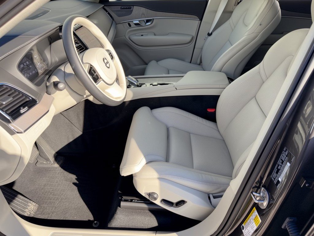 Certified 2025 Volvo XC90 T8 Ultra w/ Lounge Package AWD/4WD image 5