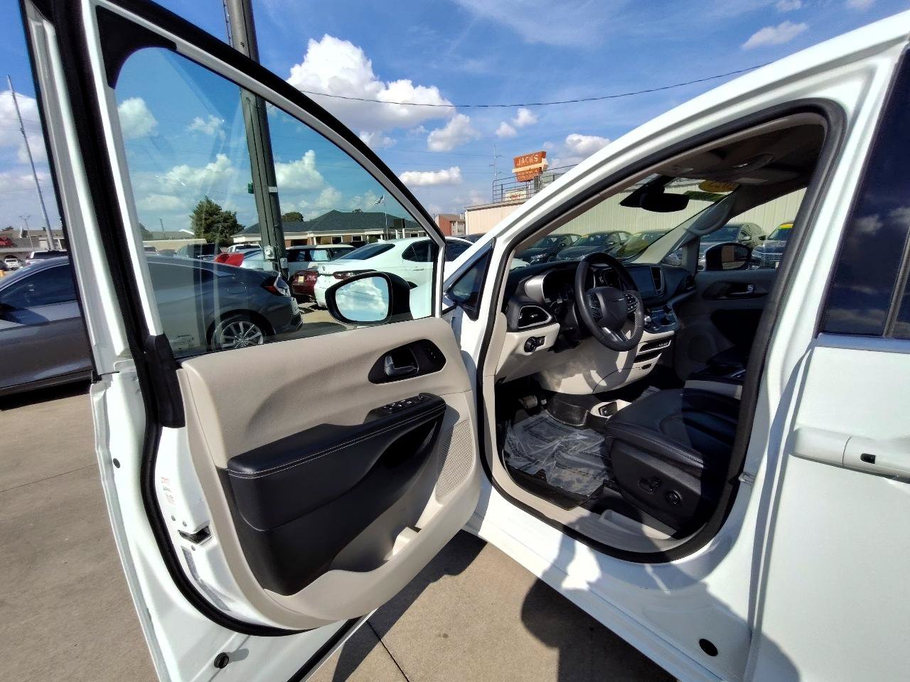 Used 2023 Chrysler Pacifica Touring-L FWD image 13
