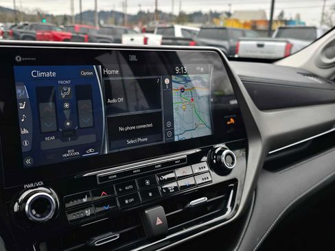 Used 2022 Toyota Highlander Limited image 32