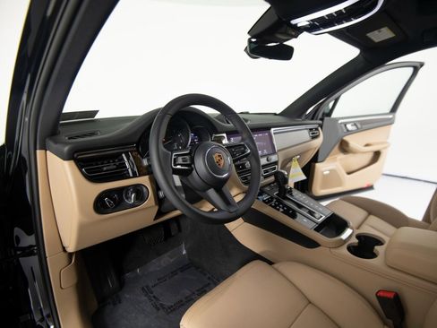 New 2026 Porsche Macan image 4