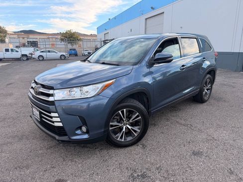 Used 2017 Toyota Highlander Plus w/ Carpet Mat Package FWD image 12