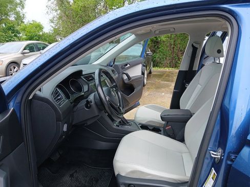 Used 2018 Volkswagen Tiguan SE w/ Panoramic Sunroof Package FWD image 9