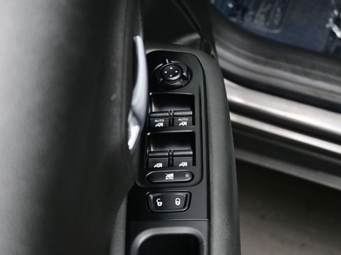 Used 2021 Jeep Renegade Limited image 11