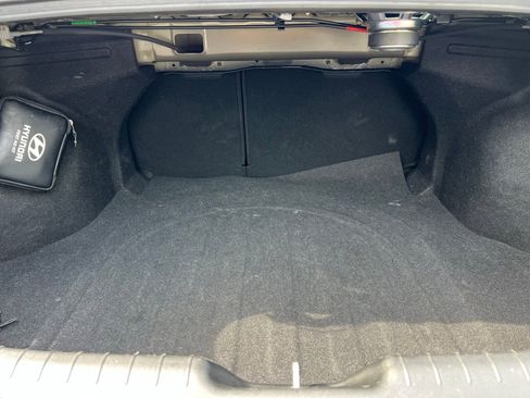 Used 2022 Hyundai Elantra Limited FWD image 17
