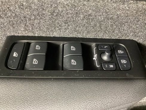 Used 2022 Volvo XC40 T5 Inscription w/ Climate Package image 18