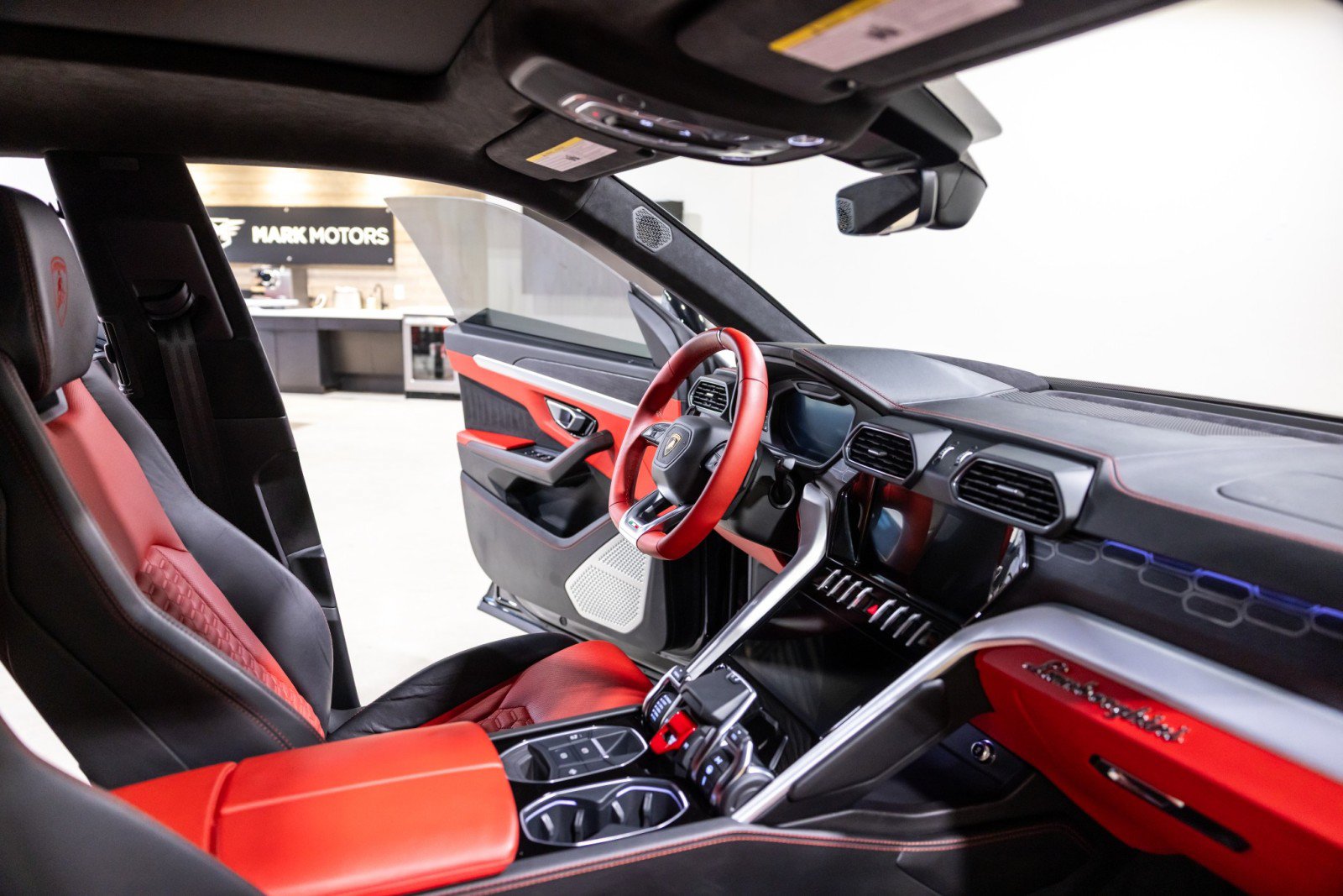 Used 2020 Lamborghini Urus AWD/4WD image 34