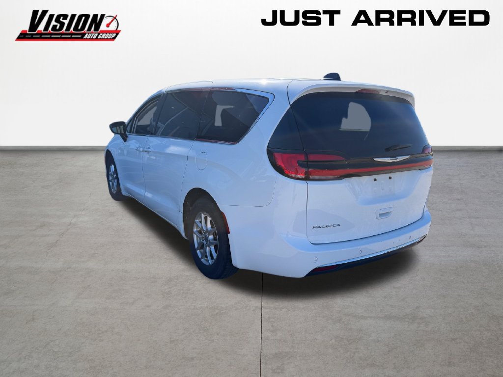 Used 2024 Chrysler Pacifica Touring-L FWD image 7