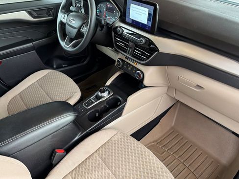 Used 2022 Ford Escape SE image 16