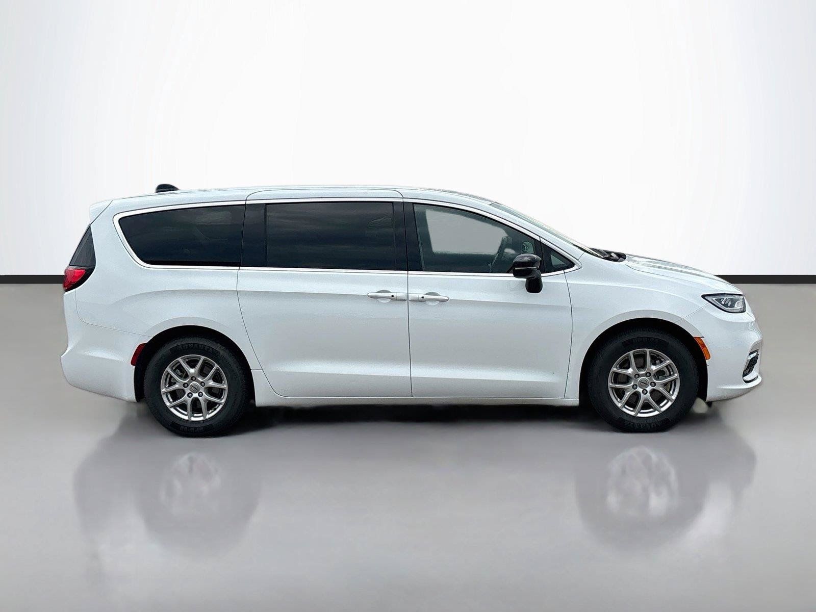 Certified 2025 Chrysler Pacifica Select FWD image 17