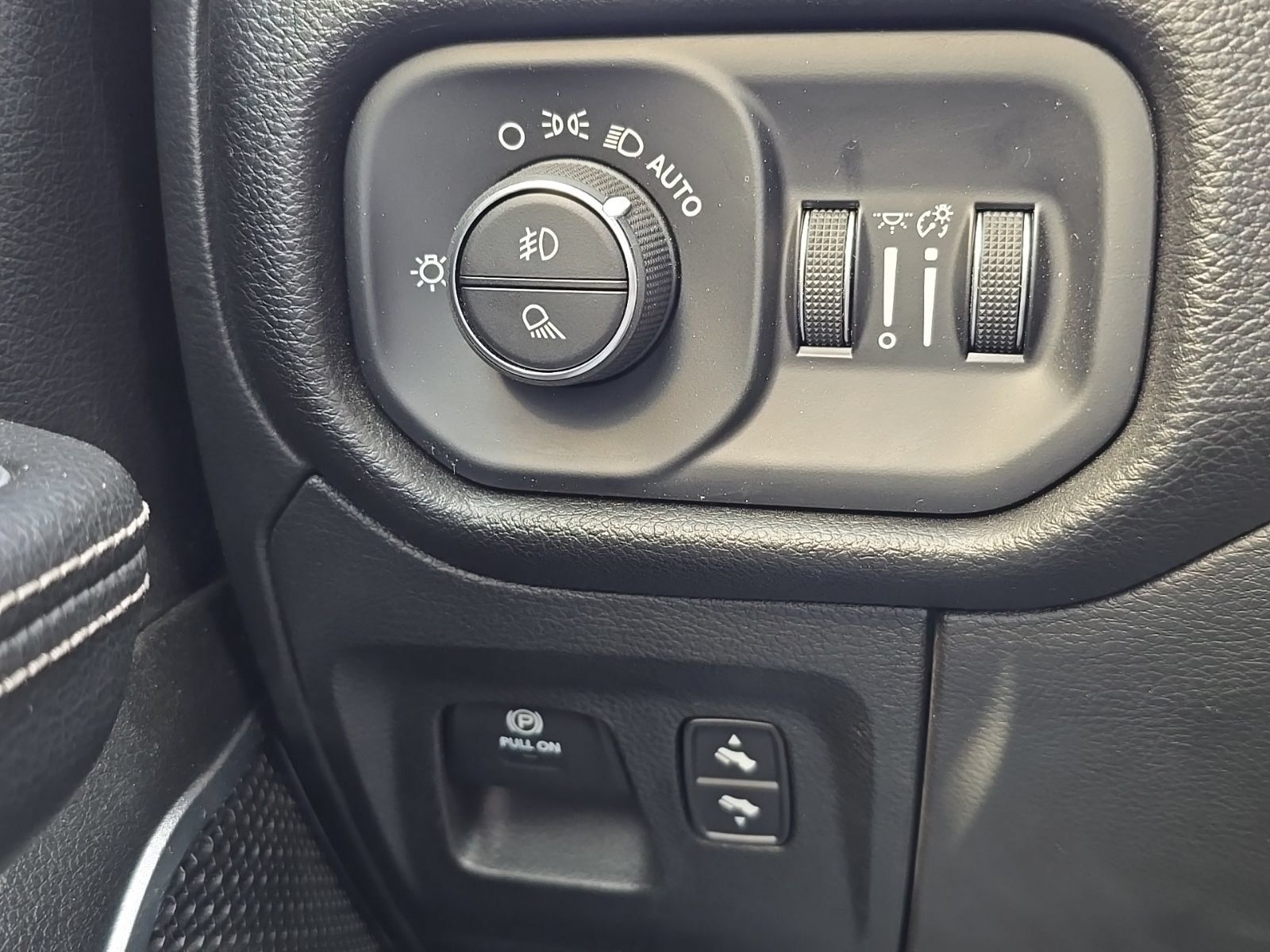 Used 2023 RAM 1500 Laramie AWD/4WD image 16