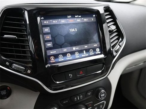 Used 2019 Jeep Cherokee Limited image 18