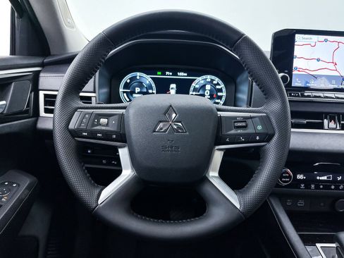 New 2025 Mitsubishi Outlander SE image 21