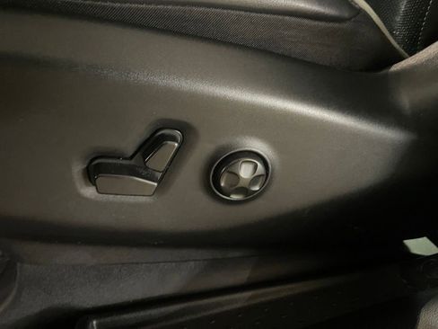 Used 2025 Chrysler Pacifica Limited image 28