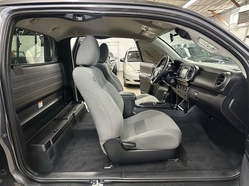 Used 2018 Toyota Tacoma SR image 18