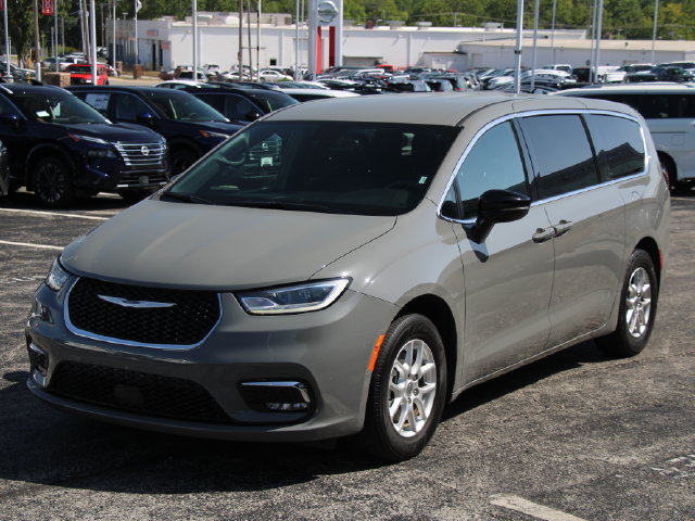 Used 2025 Chrysler Pacifica Select FWD image 6