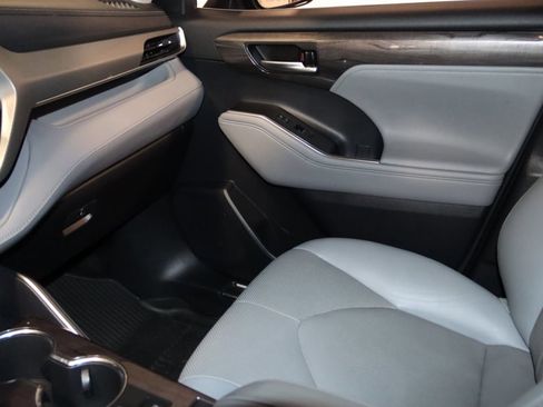 Used 2021 Toyota Highlander Platinum image 52