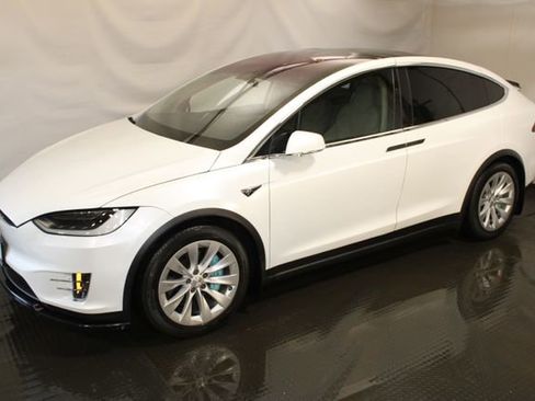 Used 2018 Tesla Model X 75D image 2