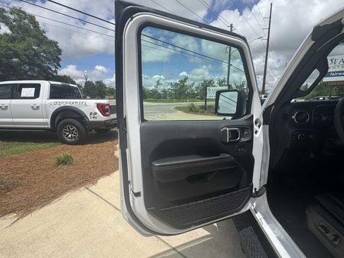 Used 2024 Jeep Wrangler Unlimited Sahara w/ Technology Group AWD/4WD image 28