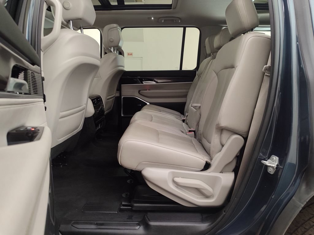 Used 2023 Jeep Wagoneer 4WD w/ Premium Group I image 24