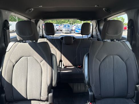 Used 2019 Chrysler Pacifica Touring Plus w/ S Appearance Package FWD image 16